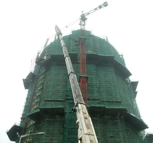 盐都吊车在工地上作业
